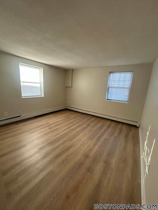 66 Mill St in Woburn, MA - Building Photo