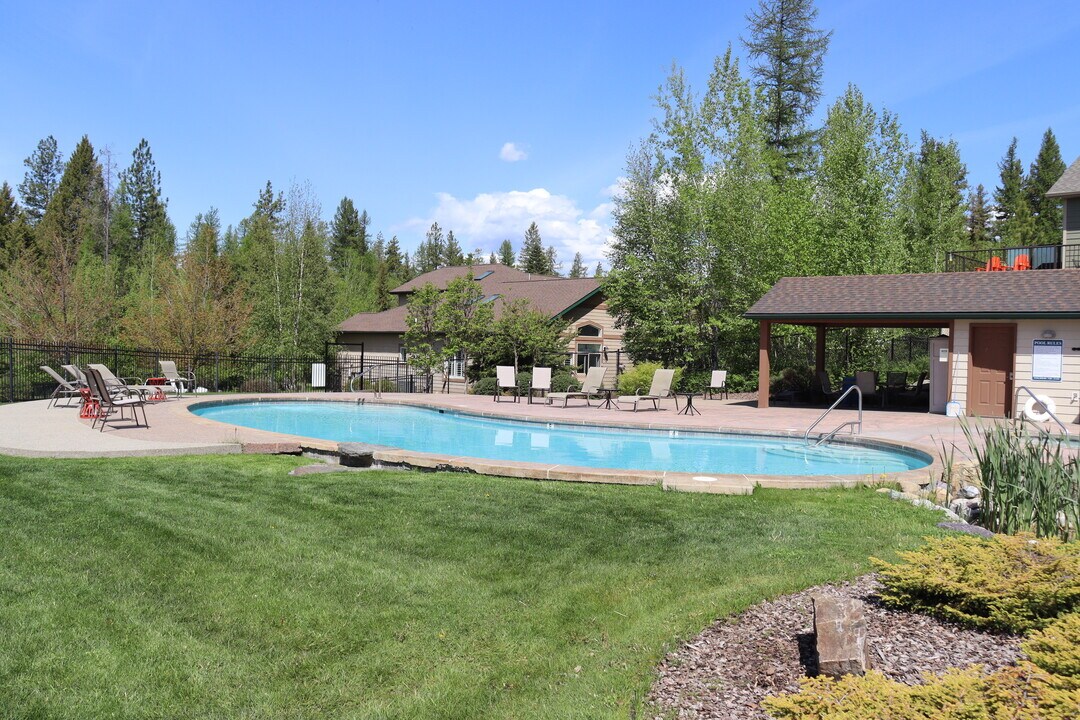 153 Oakmont Lp in Columbia Falls, MT - Foto de edificio