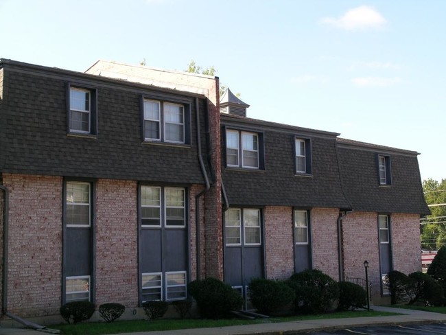 Greenfield Village in Grandview, MO - Foto de edificio - Building Photo