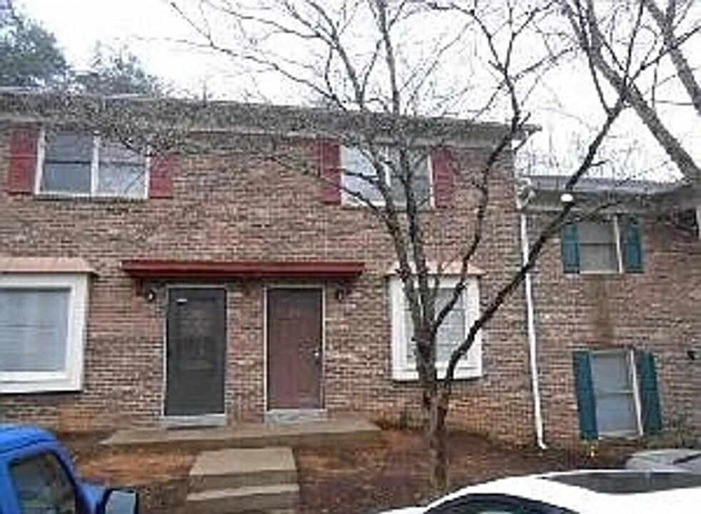 218 Royal Forest Ct in Winston-Salem, NC - Foto de edificio