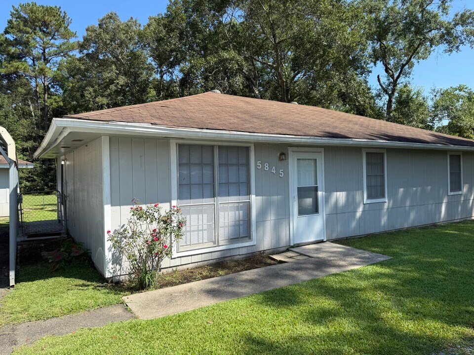 5845 Pine Hill Dr in Kountze, TX - Building Photo