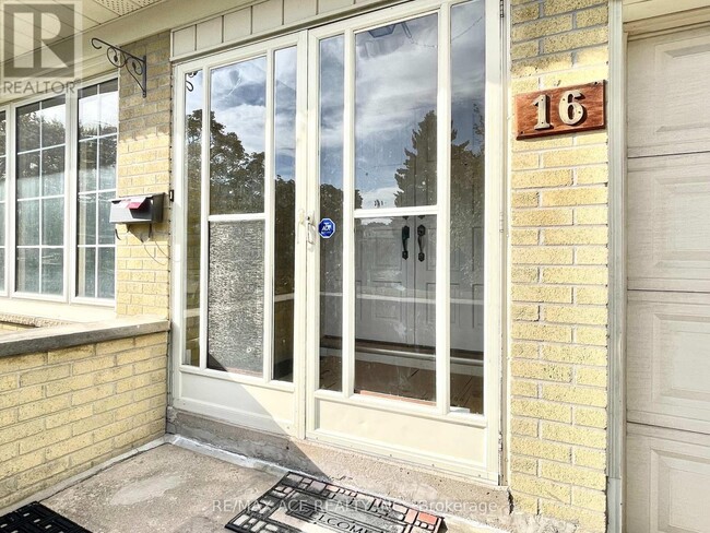 16 Wardencourt Dr in Toronto, ON - Building Photo - Building Photo