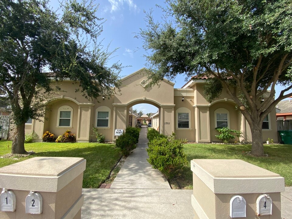 1701 W Douglas St, Unit 3 in Pharr, TX - Foto de edificio