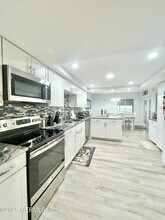 7122 Cypress Cove Rd in Jacksonville, FL - Building Photo - Building Photo