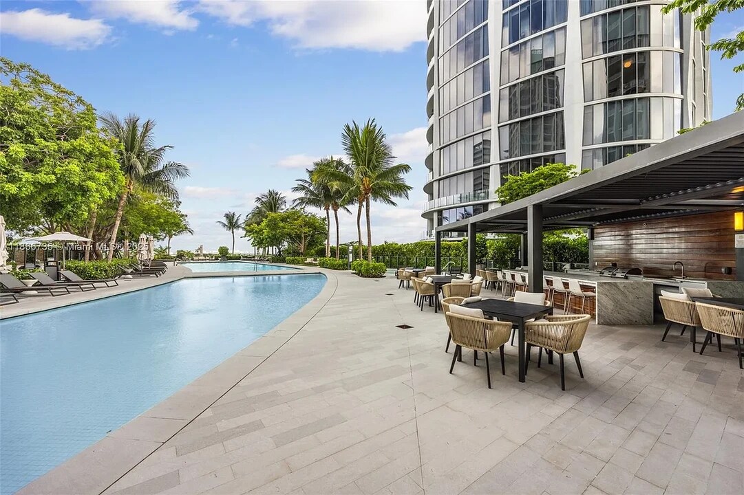 2831 S Bayshore Dr, Unit UNIT 1701 in Miami, FL - Building Photo