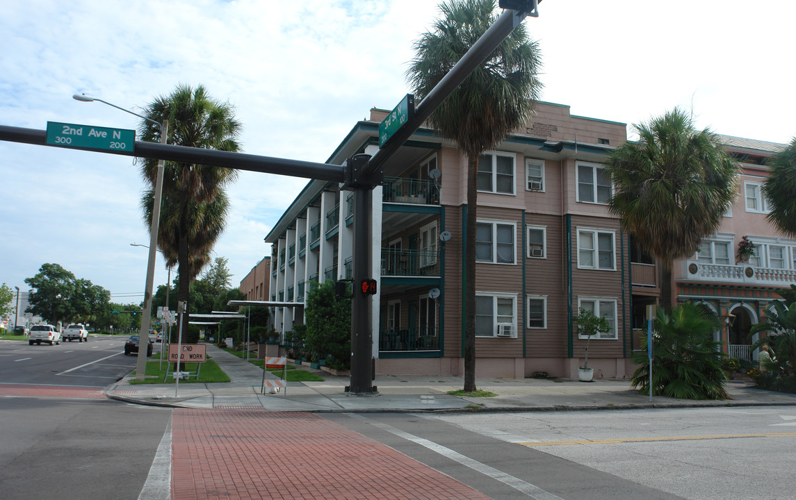 211 3rd St N in St. Petersburg, FL - Building Photo