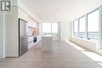 2495 Eglinton Ave W in Mississauga, ON - Building Photo - Building Photo