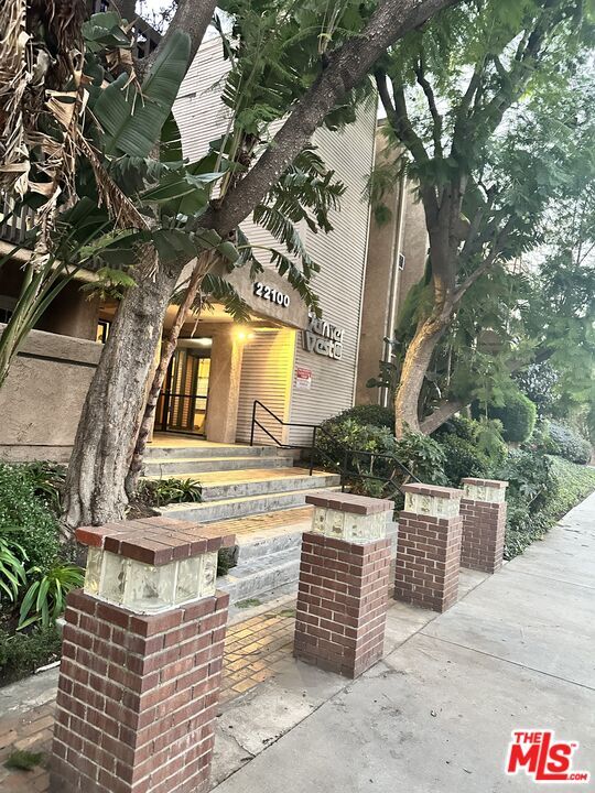22100 Burbank Blvd in Los Angeles, CA - Building Photo - Building Photo
