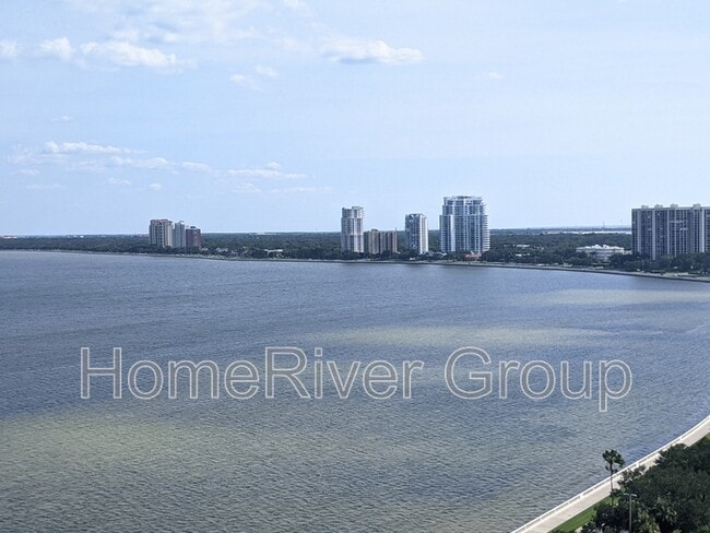 2413 Bayshore Blvd in Tampa, FL - Foto de edificio - Building Photo