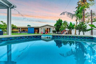 5817 Ranchito Ave in Van Nuys, CA - Building Photo