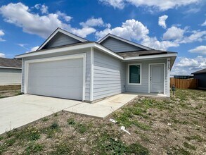 9175 Trails End in Seguin, TX - Building Photo - Building Photo
