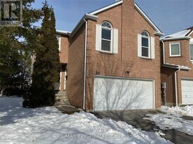 94 Pinewood Dr in Vaughan, ON - Building Photo