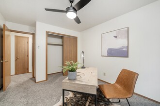 Bentwood Manor Apartments in Sioux Falls, SD - Building Photo - Building Photo