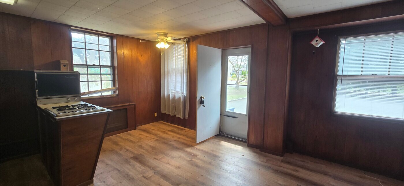 50 Lisa Dr, Unit C in Northport, NY - Building Photo