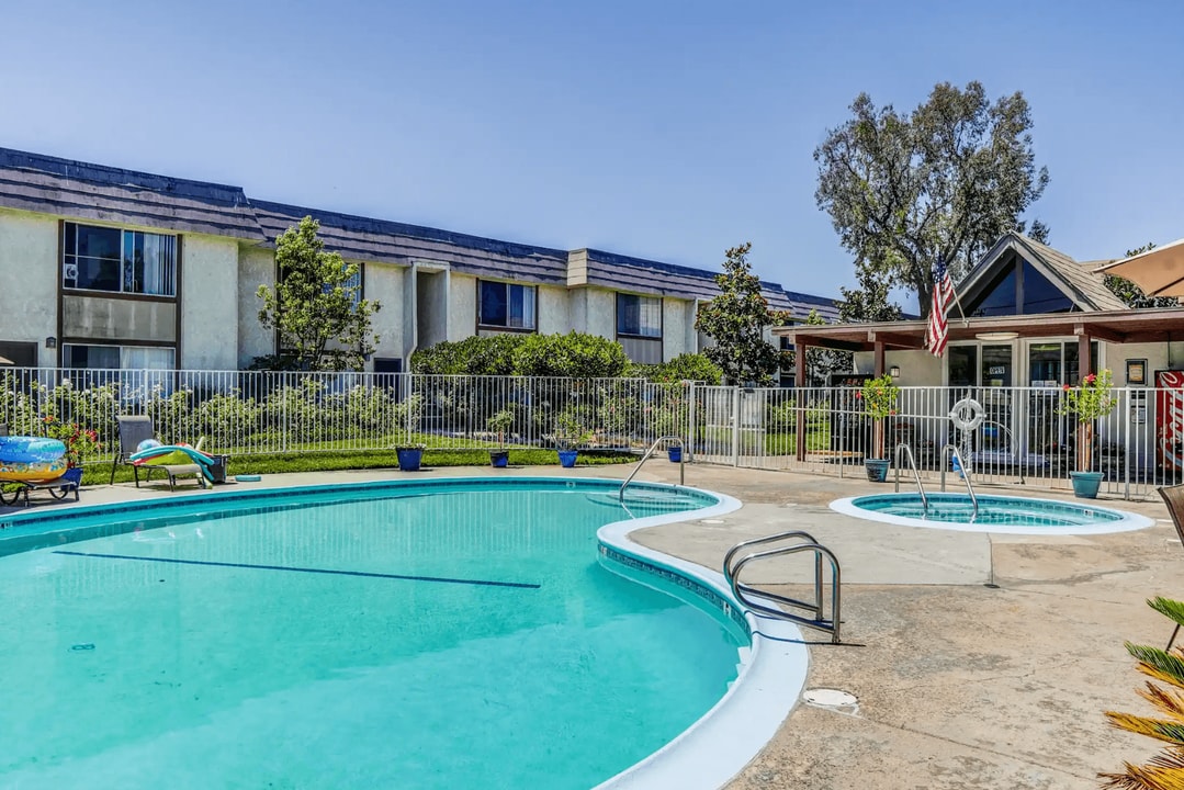 Sandpiper Apartments in Huntington Beach, CA - Foto de edificio