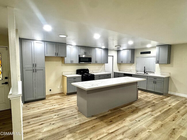 2535 N Phyllis St in Simi Valley, CA - Building Photo - Building Photo