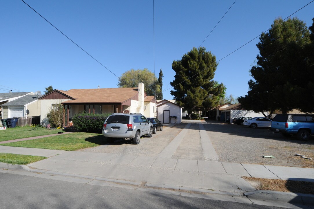 341 W Emerson Ave in Tracy, CA - Building Photo