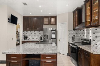 8506 Regalbrook Dr in Houston, TX - Building Photo - Building Photo