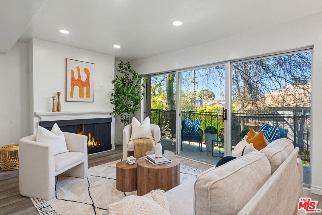 14850 Hesby St in Los Angeles, CA - Building Photo