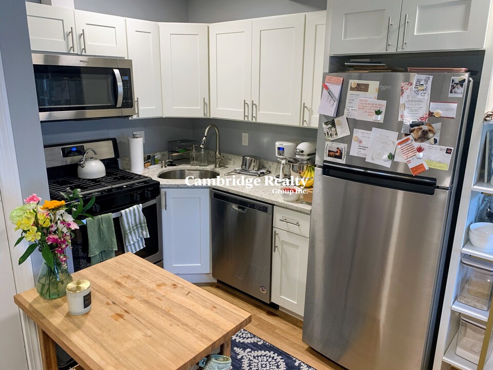 87 Munroe St, Unit 3A in Somerville, MA - Foto de edificio