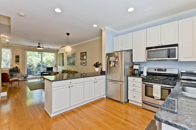 1827 W Oakdale Ave in Chicago, IL - Building Photo - Building Photo
