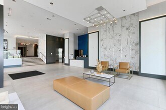 1761 Old Meadow Rd, Unit 121 in McLean, VA - Foto de edificio - Building Photo