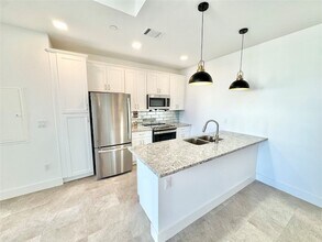 2102 Mechanic St, Unit 204 in Galveston, TX - Building Photo - Building Photo