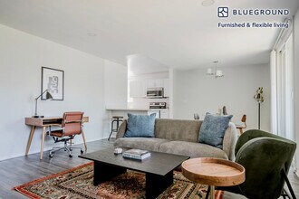 9025 W 3rd St, Unit FL1-ID1228 in Los Angeles, CA - Foto de edificio - Building Photo