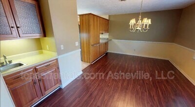 135 Cold Springs Rd in Hendersonville, NC - Building Photo - Building Photo
