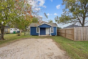 419 N Parrish St in Angleton, TX - Building Photo