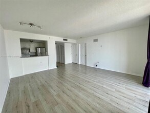 900 SW 8th St, Unit 1505 in Miami, FL - Building Photo - Building Photo