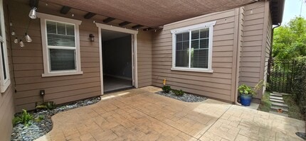 1465 Donegal Way in Oxnard, CA - Building Photo - Building Photo