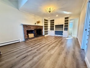 33 Pilgrim Dr in Port Jefferson, NY - Building Photo - Building Photo