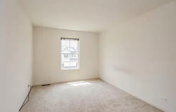 676 Acadia Cir in Crystal Lake, IL - Foto de edificio - Building Photo