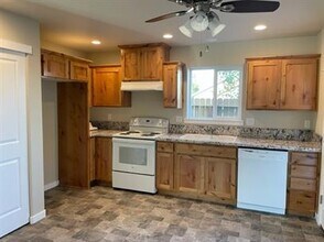 1841 Hubbard Ln-Unit -2 in Grants Pass, OR - Foto de edificio - Building Photo