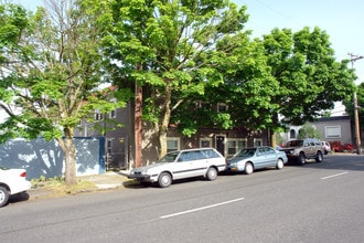 Nyleta Court in Portland, OR - Foto de edificio - Building Photo