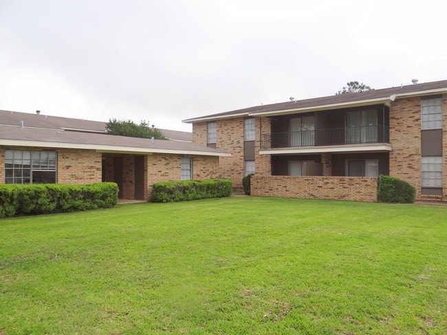 Trafalgar Apartments in Alexandria, LA - Building Photo - Building Photo