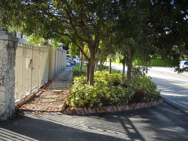11610 N Bayshore Dr, Unit 1H in North Miami, FL - Building Photo - Building Photo