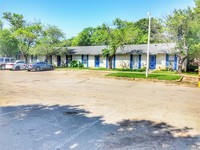 1806 Garner Field Rd in Uvalde, TX - Foto de edificio - Building Photo