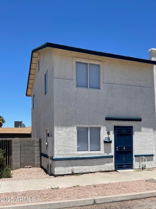 2526 W Ocotillo Rd in Phoenix, AZ - Building Photo