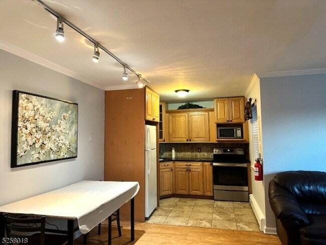 property at 197 N Beverwyck Rd