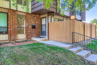9272 W Utah Ave in Lakewood, CO - Foto de edificio - Building Photo