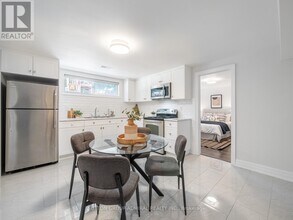 10 Terrydale Dr in Toronto, ON - Building Photo - Building Photo