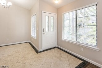 56 Wescott Rd in Bedminster, NJ - Building Photo - Building Photo