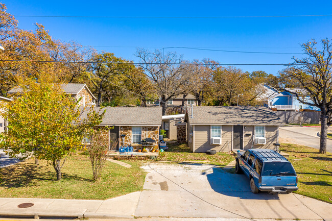 2300 N Elm St in Denton, TX - Foto de edificio - Building Photo