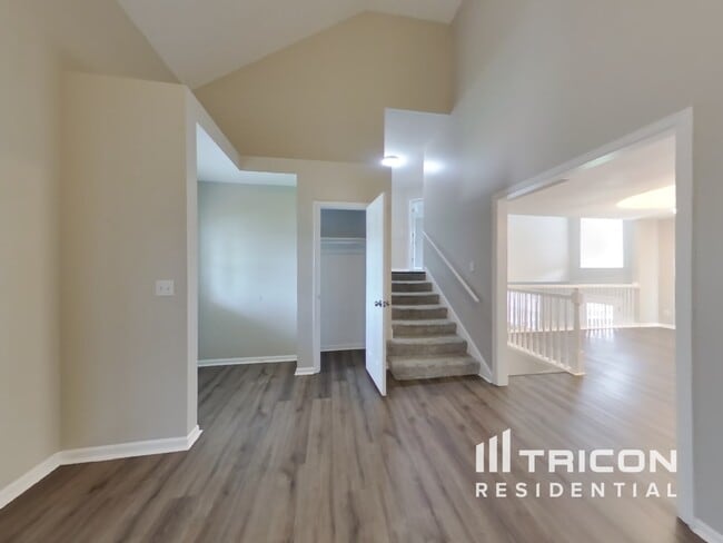 1716 Lynn Cir in Greenwood, MO - Building Photo - Building Photo