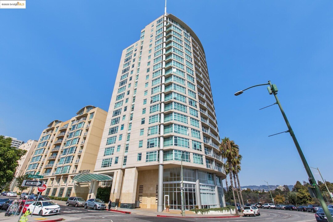 1 Lakeside Dr, Unit 1210 in Oakland, CA - Building Photo