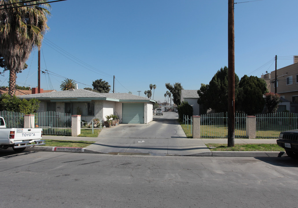 16336-16404 Cornuta Ave in Bellflower, CA - Foto de edificio