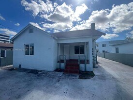 2758 SW 3rd St in Miami, FL - Building Photo