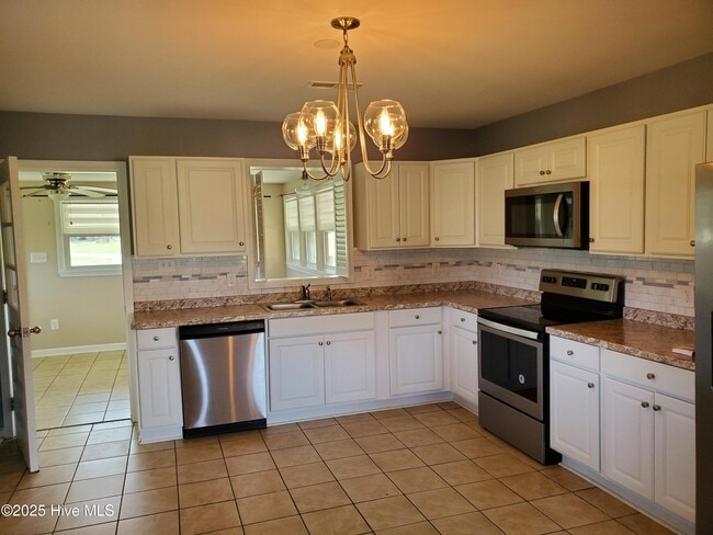 4128 Freedom Way in Hubert, NC - Foto de edificio - Building Photo